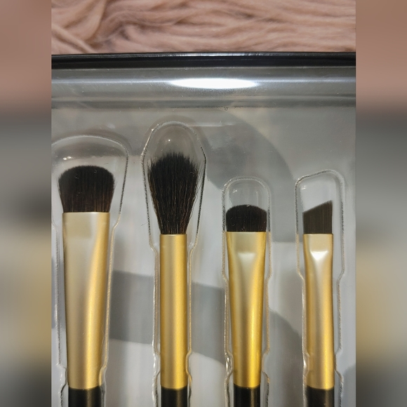 ❤️ 4 piece smokey eye brush set! - Picture 3 of 4
